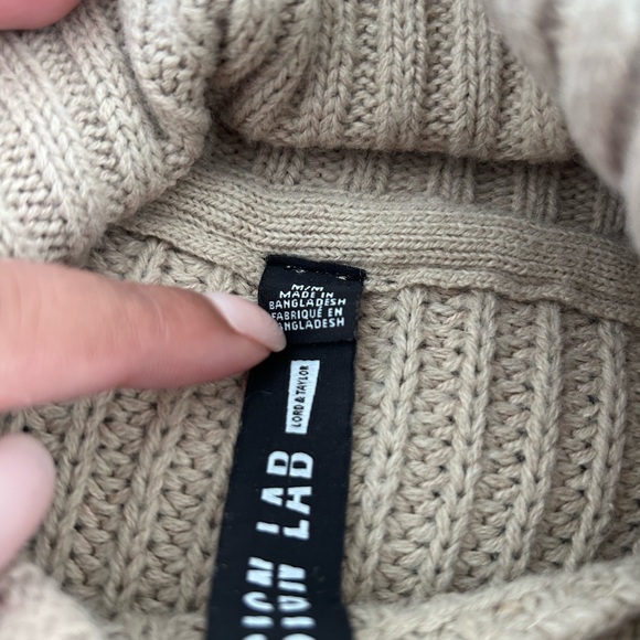 Cropped Turtleneck Sweater - Picture 3 of 3